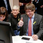 El ex president sigue los resultados electorales desde Bruselas junto a la ex conseller Clara Ponsatí