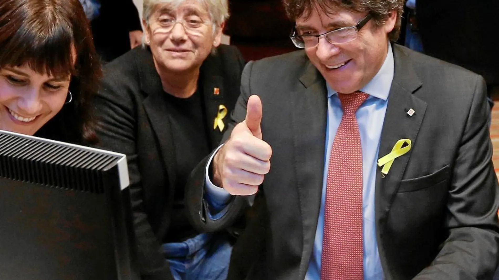 El ex president sigue los resultados electorales desde Bruselas junto a la ex conseller Clara Ponsatí