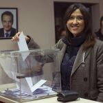 La candidata Núria Parlon vota hoy en Santa Coloma de Gramenet, en las elecciones primarias del PSC para erigirse en el primer secretario del partido
