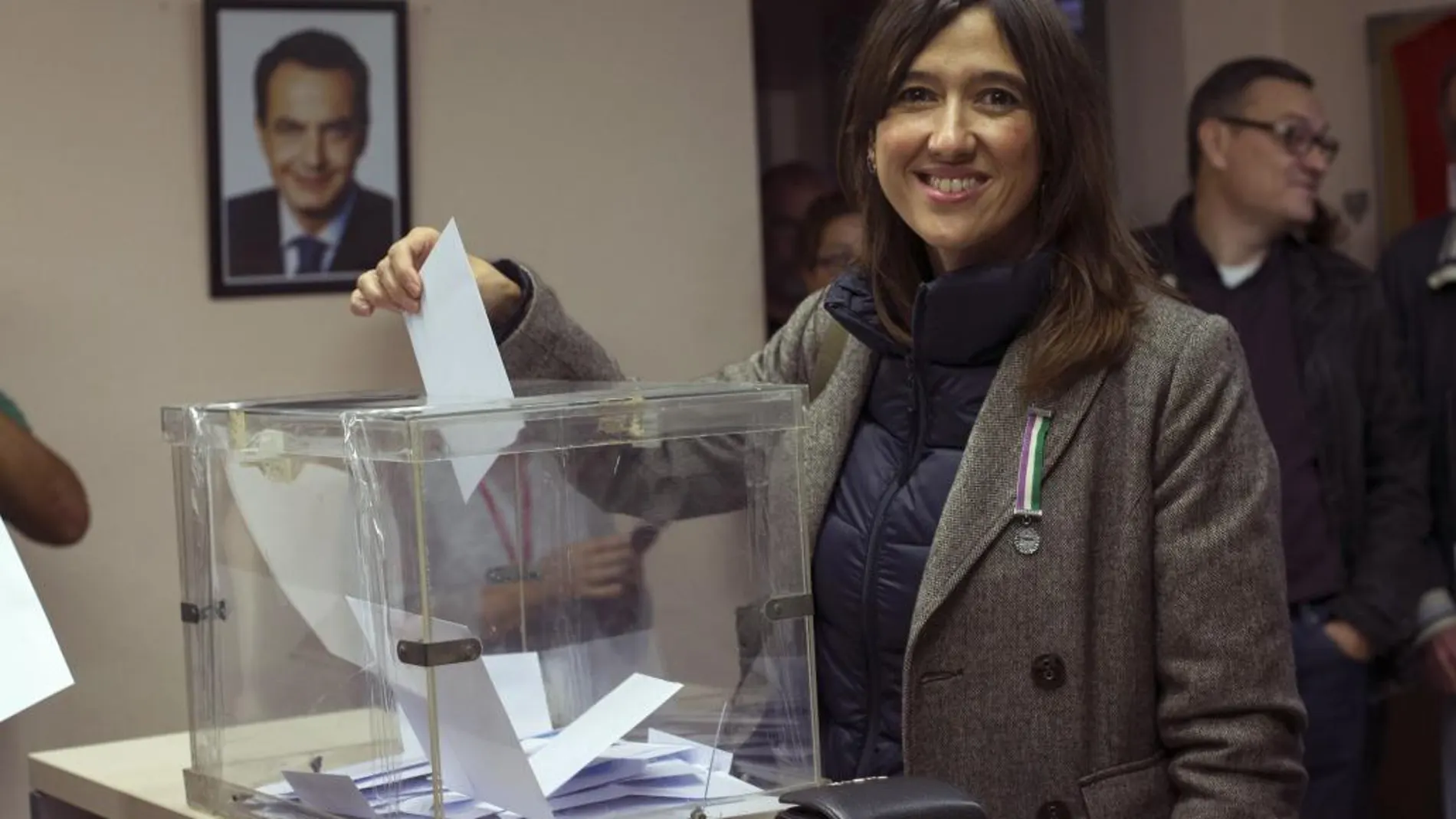 La candidata Núria Parlon vota hoy en Santa Coloma de Gramenet, en las elecciones primarias del PSC para erigirse en el primer secretario del partido