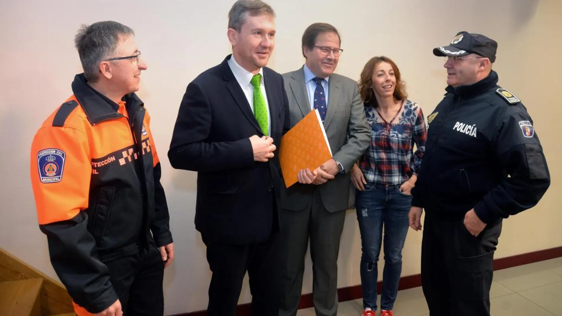 Javier Lacalle firma el decreto con Carlos Sainz de Lomas