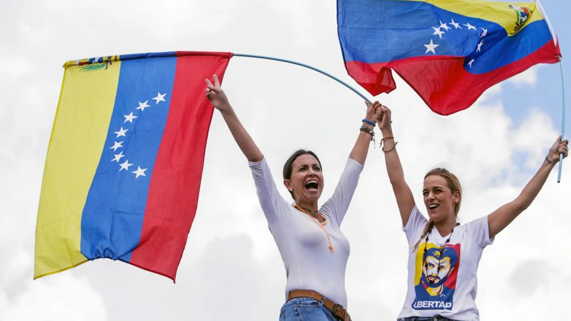 Las mujeres tomaron ayer las calles de Caracas. En la imagen, Lilian Tintori (esposa de Leopoldo López) y María Corina Machado