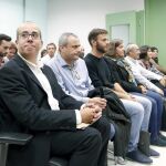 El primer teniente de alcalde y alcalde accidental de Badalona, Oriol Lladó (i), junto al tercer teniente de alcalde, Josep Téllez (c), en la Ciutat de la Justicia