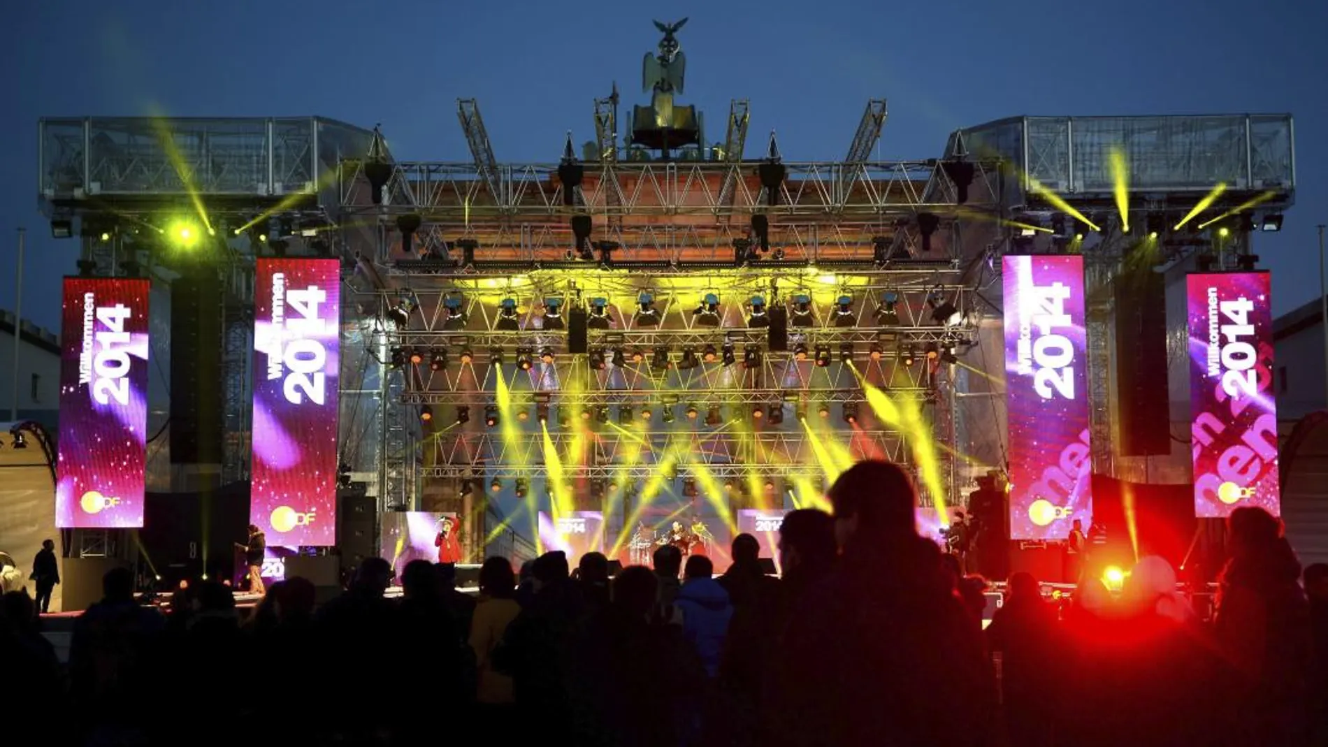 Vista del escenario instalado frente a la Puerta de Brandeburgo, durante el ensayo para la celebración de la Nochevieja