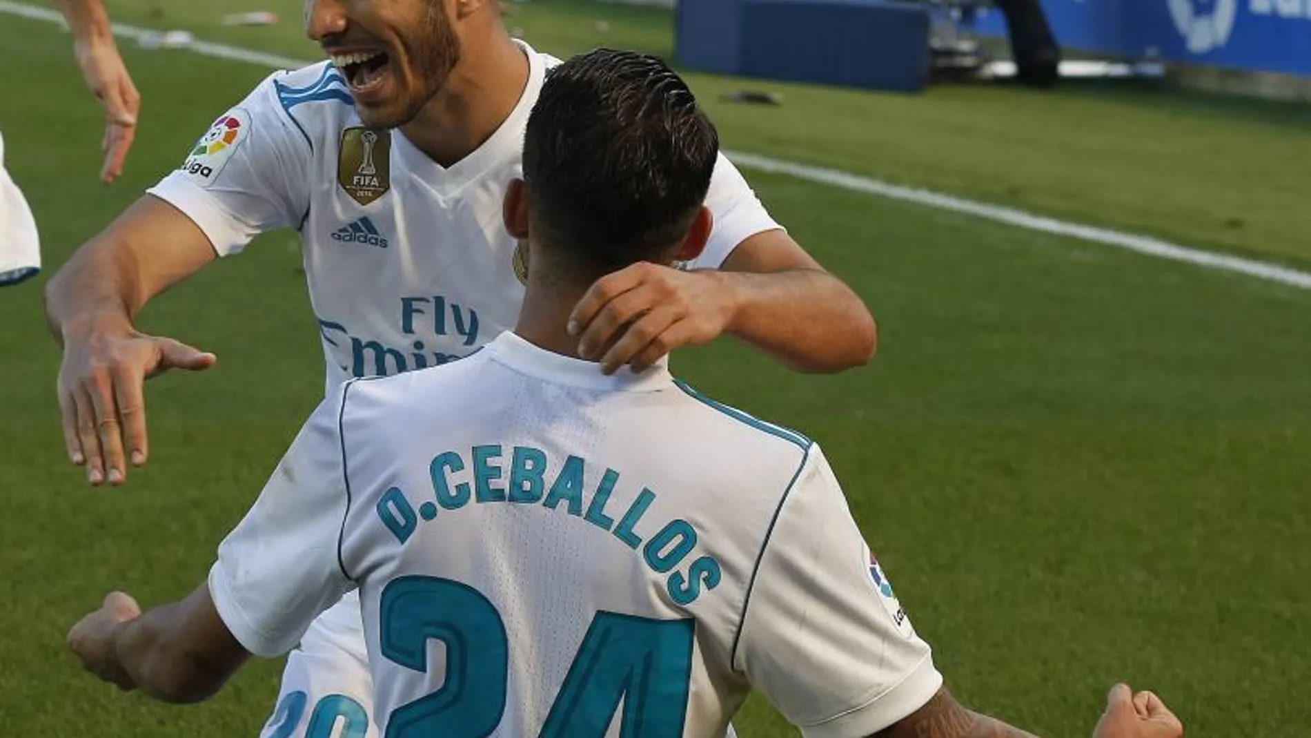 Marco Asensio abraza a Ceballos tras la consecución de uno de sus dos goles en el partido disputado el pasado sábado en Mendizorroza