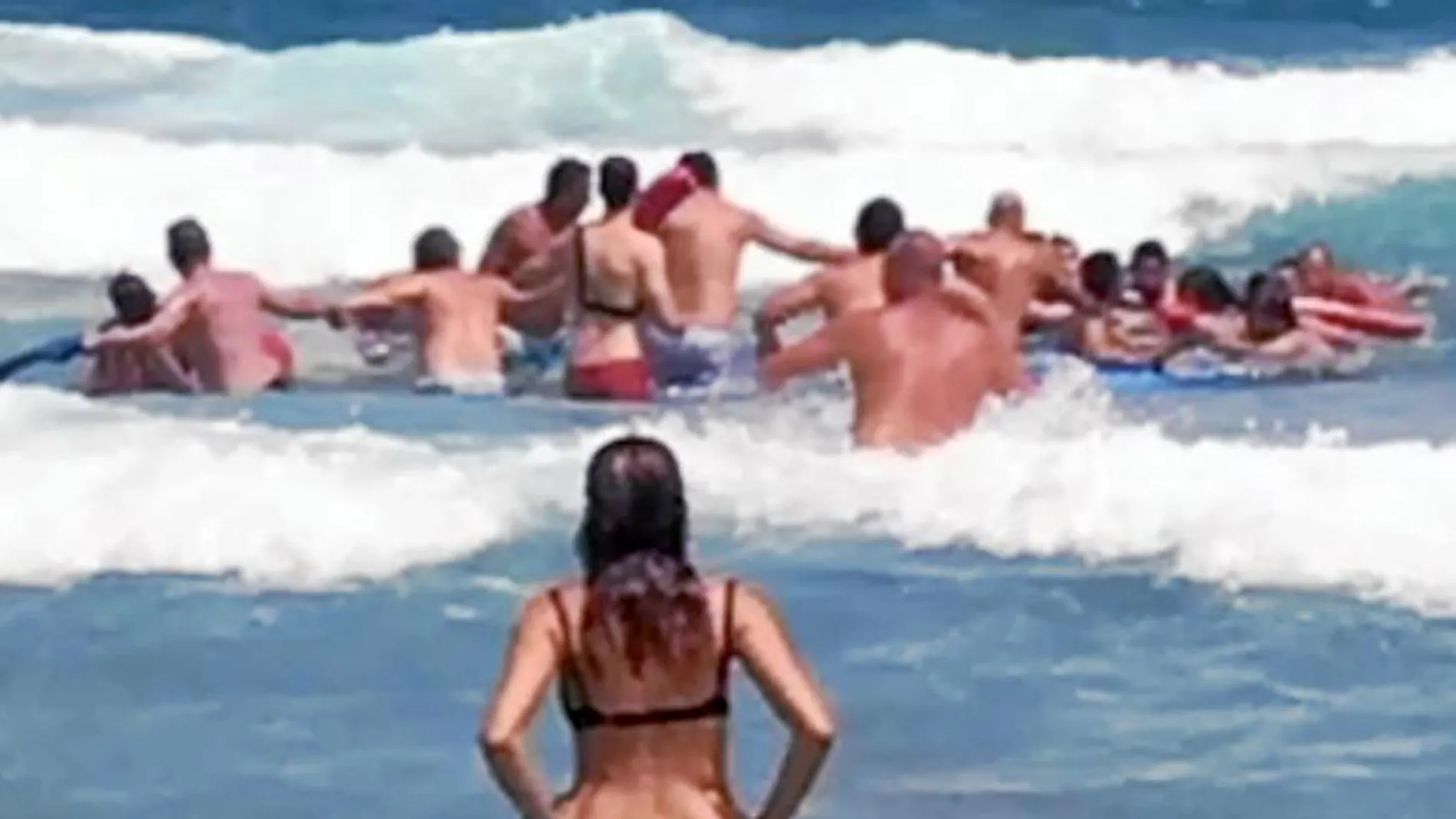 Varios ciudadanos hicieron una cadena humana en la playa de las Amoladeras, en La Manga, para prestar ayuda a cuatro bañistas