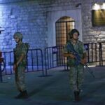 Militares turcos hacen guardia en la plaza Taksim de Estambul