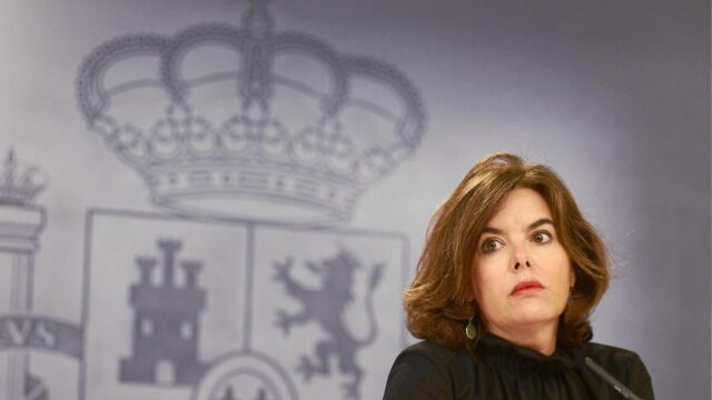 La vicepresidenta del Gobierno en funciones, Soraya Sáenz de Santamaría, ayer tras el Consejo de Ministros
