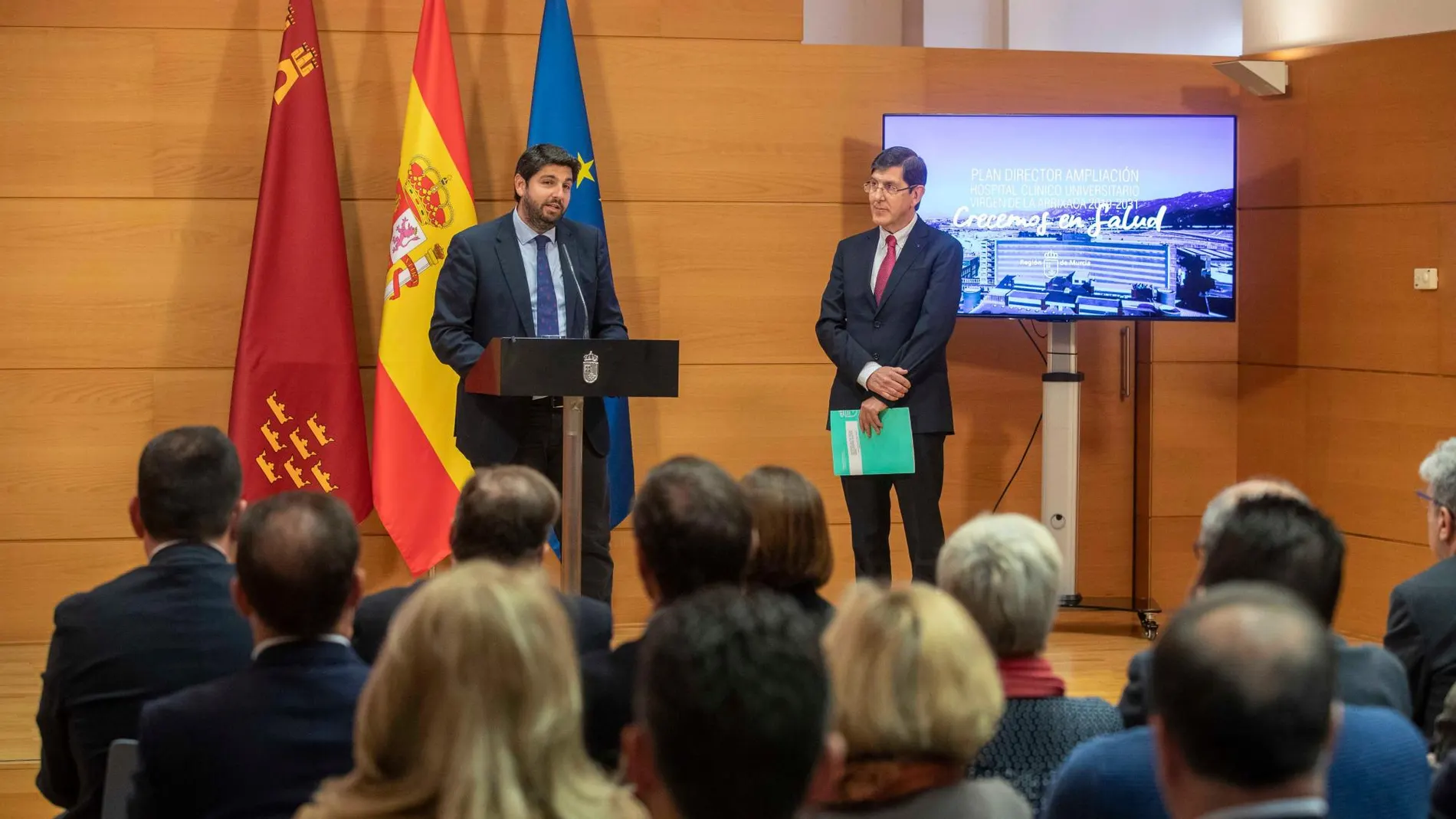 El presidente de la Región, Fernando López Miras, presentó ayer el Plan Director de Reforma y Ampliación del hospital Virgen de la Arrixaca junto al consejero de Salud, Manuel Villegas