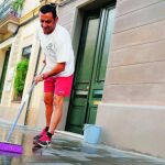 El piso de reinserción cuenta con ocho plazas y sus huéspedes se distribuyen las tareas domésticas bajo la supervisión de educadores que, además, les ayudan a buscar trabajo.