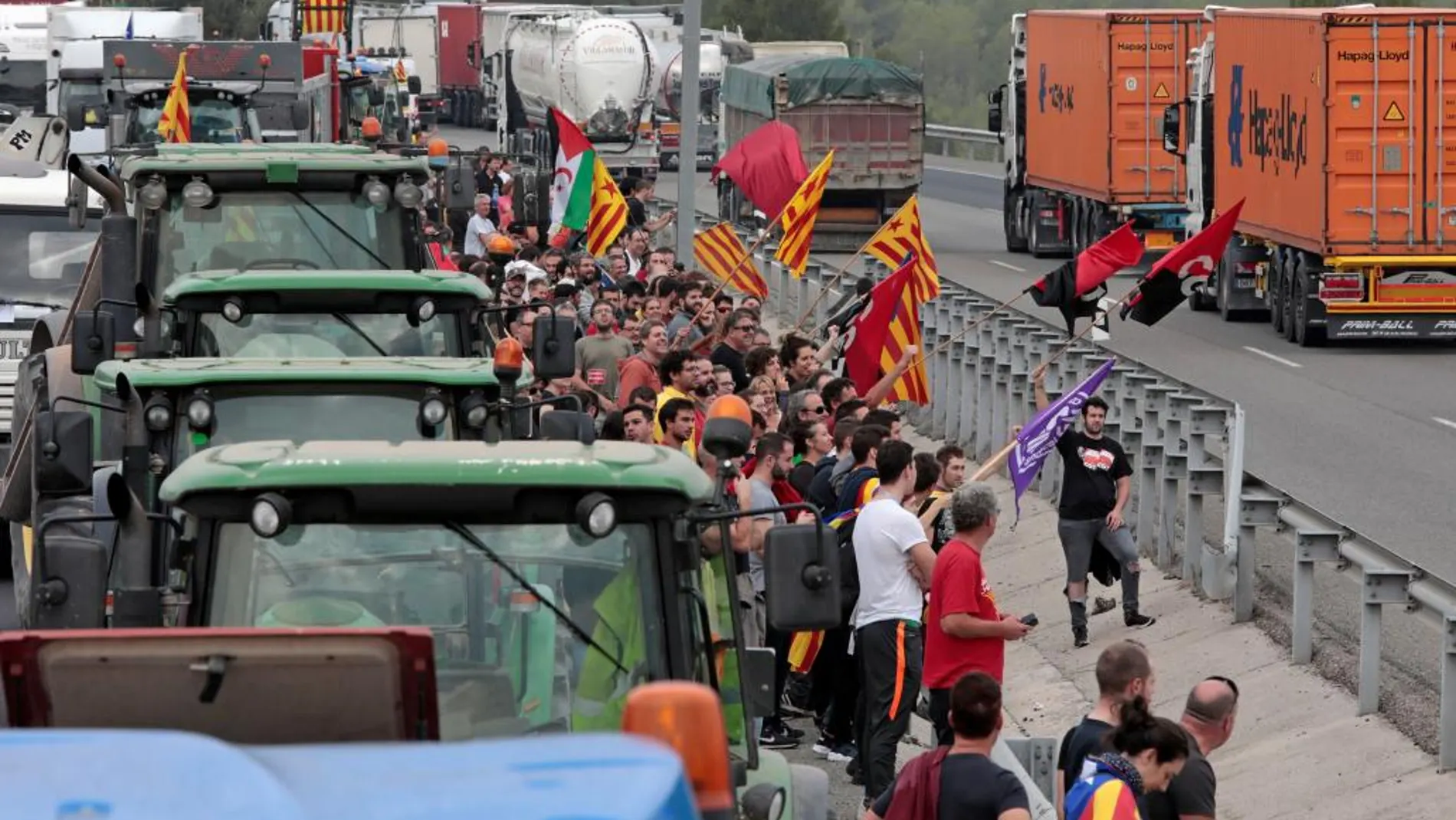 Un grupo de manifestantes corta la autovía A-2 durante la huelga general del pasado 3 de octubre. EFE/Susanna Saéz