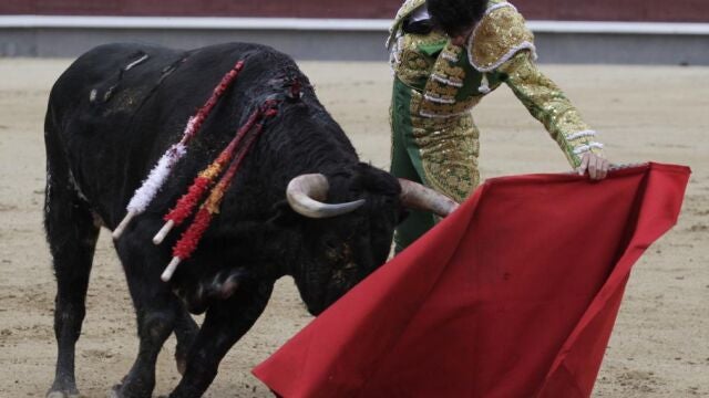 Natural de Diego Fernández al segundo novillo de El Ventorrillo de la tarde