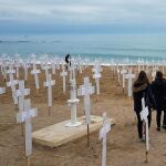La playa del Fortí de Vinaròs acoge una «macroexposición» con 731 cruces que representan a las mujeres asesinadas en crímenes de violencia de género desde 2007