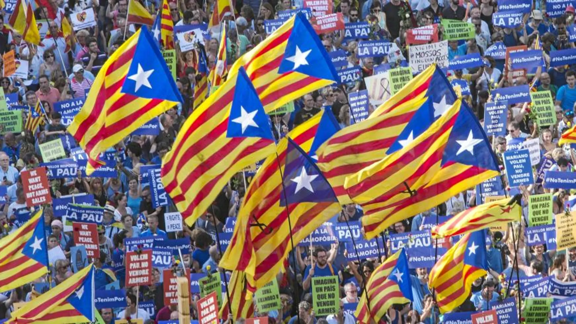 Las «estelades» se impusieron en la guerra de banderas librada en el paseo de Gràcia