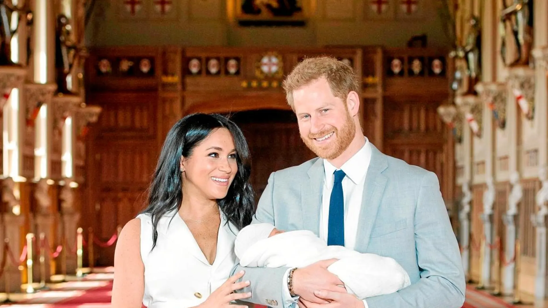El príncipe Harry y Meghan Markle, duquesa de Sussex, posan junto a su recién nacido en Windsor (Reino Unido)