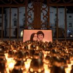 Un grupo de personas enciende velas antes de participar en una marcha en memoria del periodista eslovaco Jan Kuciak, asesinado junto a su novia Martina, frente a la sede del Gobierno en Bratislava (Eslovaquia) ayer