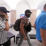 Los agentes deberán identificarse a su llegada