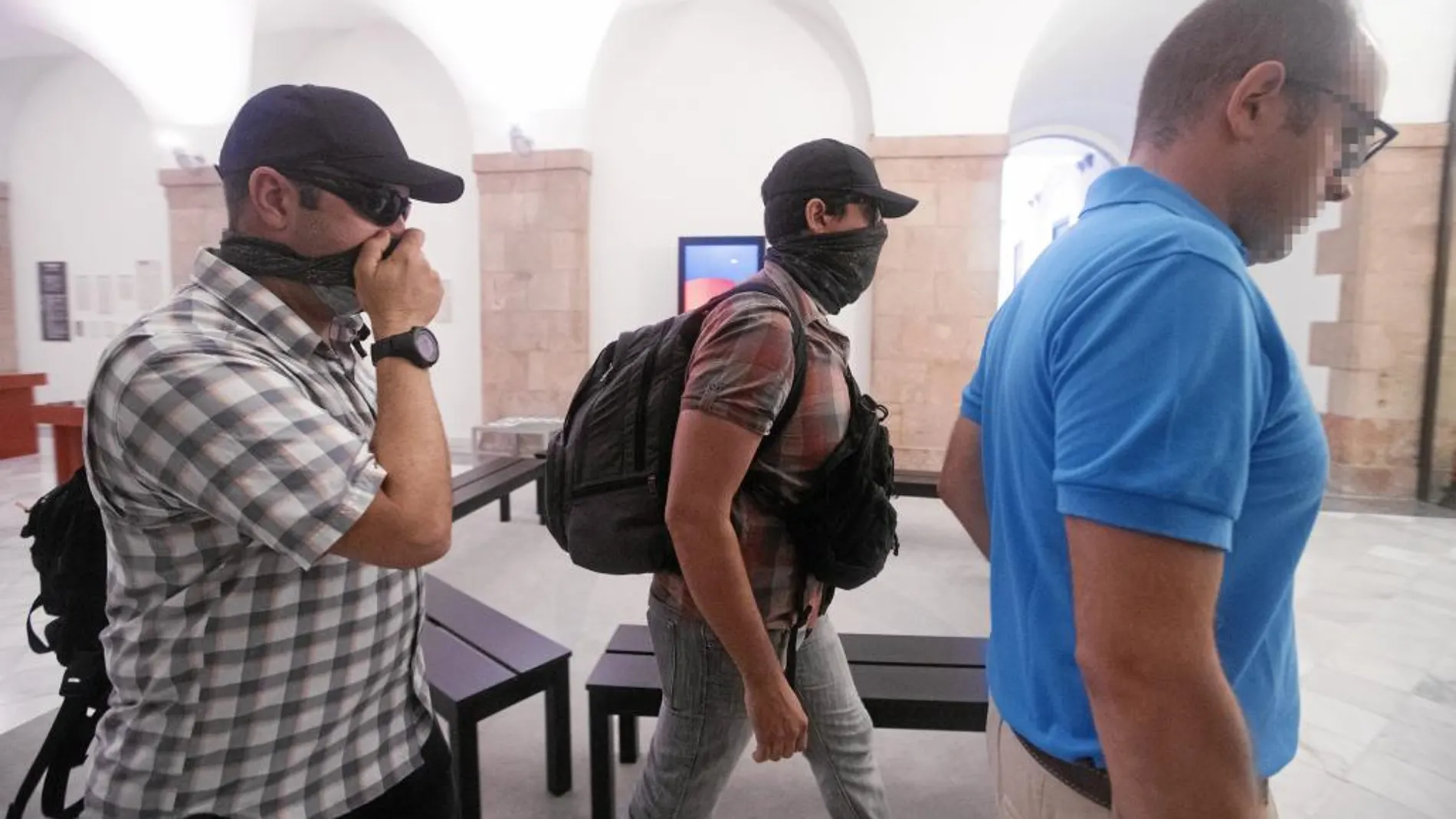 Los agentes deberán identificarse a su llegada