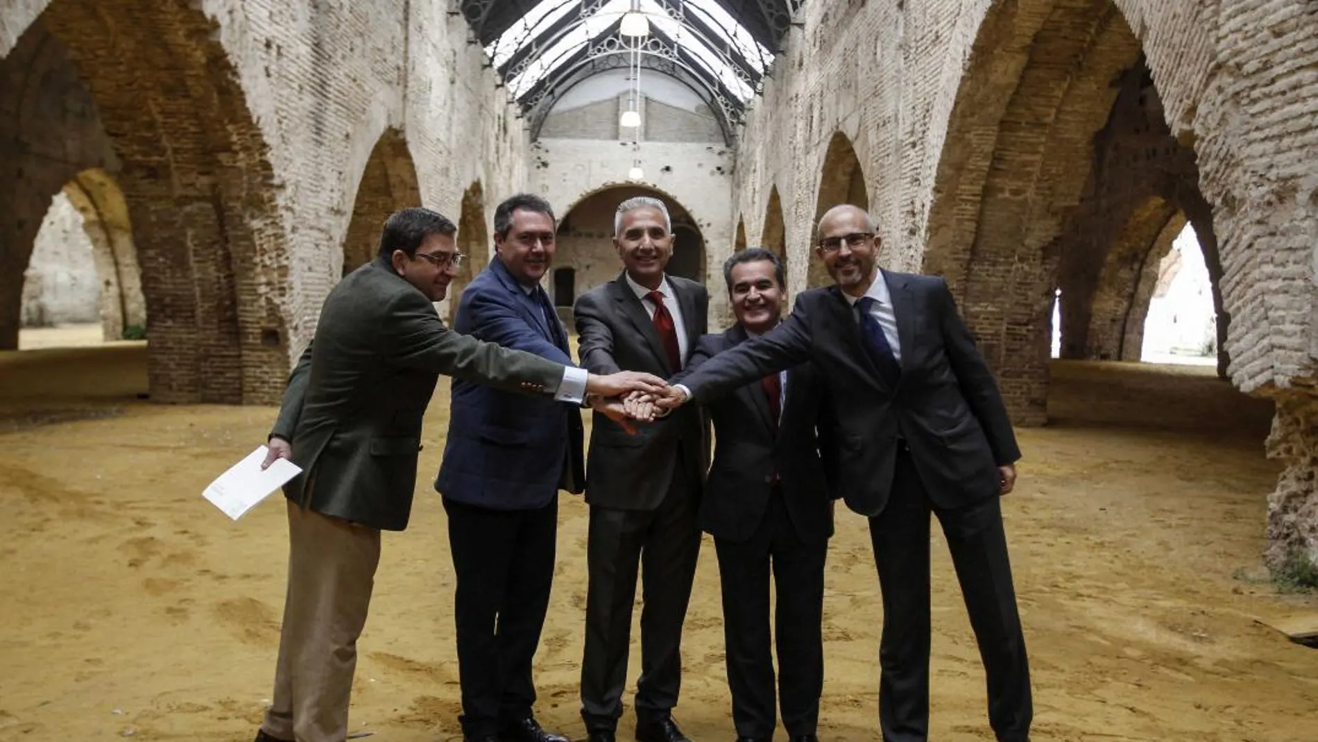 Autoridades y representantes de La Caixa y Adepa, ayer en la presentación del acuerdo para rehabilitar las Atarazanas