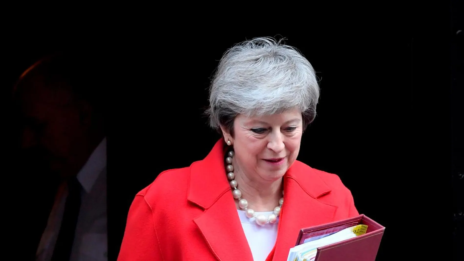 La primera ministra británica, Theresa May, a su salida de Downing Street, Londres. Foto: Efe