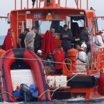 Efectivos de Salvamento Maritimo y Guardia Civil, trasladan al puerto de Almeria a los tripulantes de una patera.