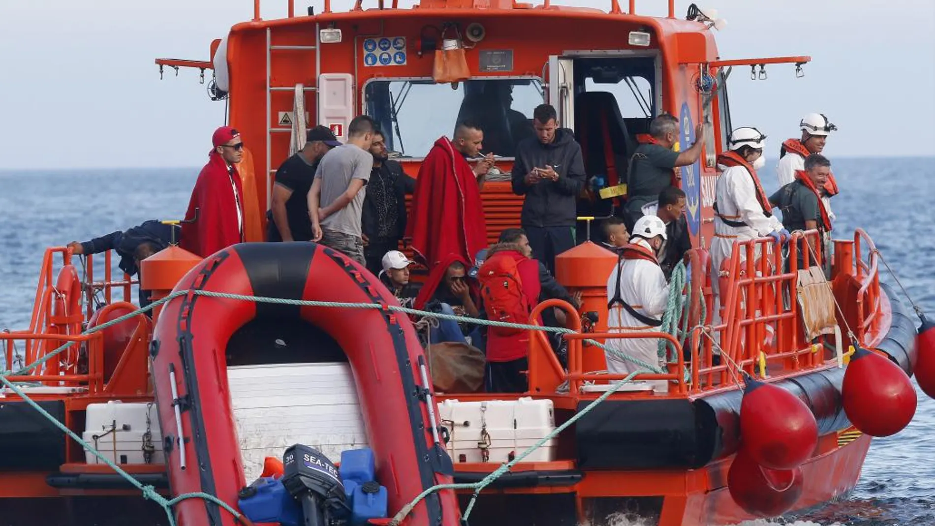Efectivos de Salvamento Maritimo y Guardia Civil, trasladan al puerto de Almeria a los tripulantes de una patera.