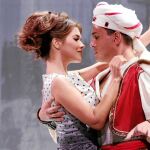 Olga Peretyatko en una escena junto al barítono Erwin Schrott