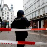 Un agente de policía en la zona acordonada del centro de Viena donde se han producido los disparos