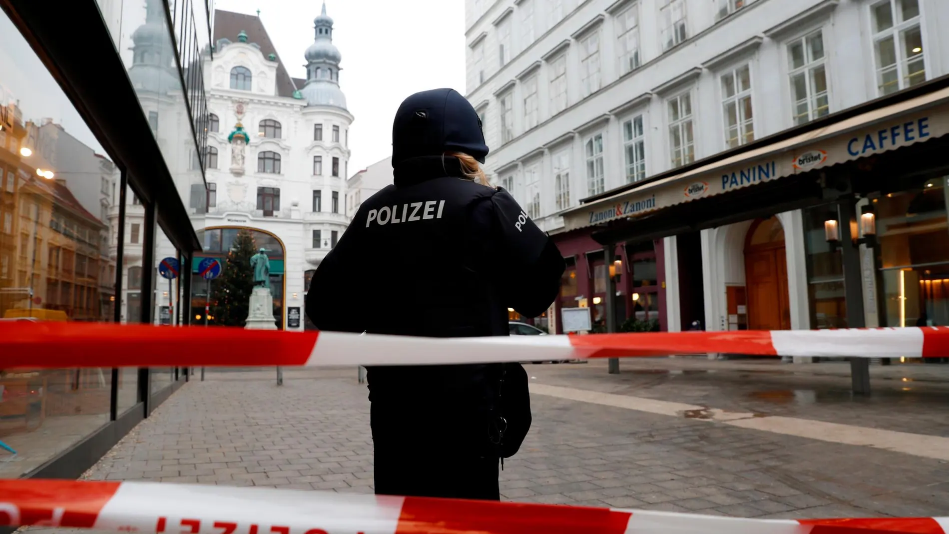 Un agente de policía en la zona acordonada del centro de Viena donde se han producido los disparos