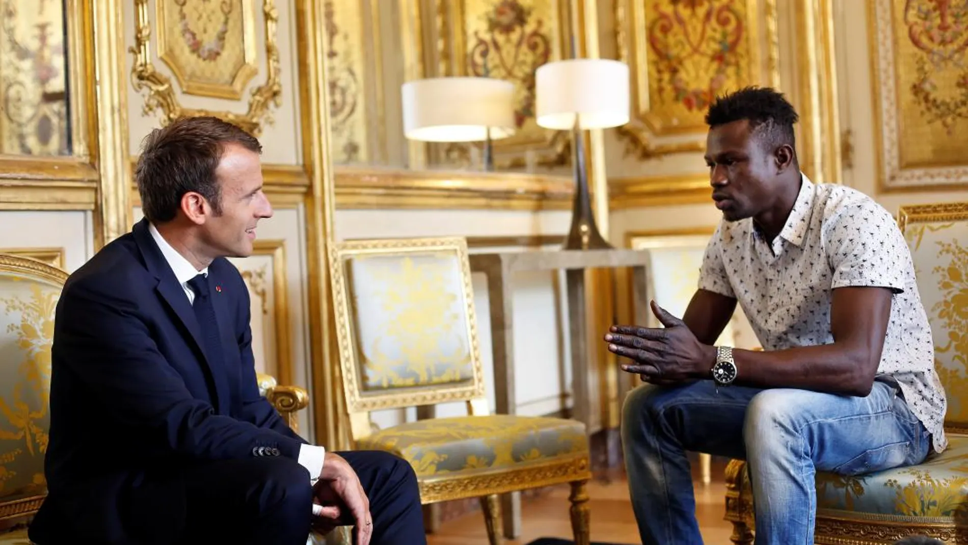 El presidente francés, Emmanuel Macron, ha recibido a Mamoudou Gassama, en el Elíseo / Reuters