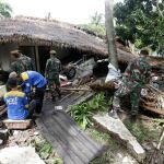 Los servicios de emergencia buscan cuerpos entre los escombros de una casa en Tanjung Lesung/Foto: Ap