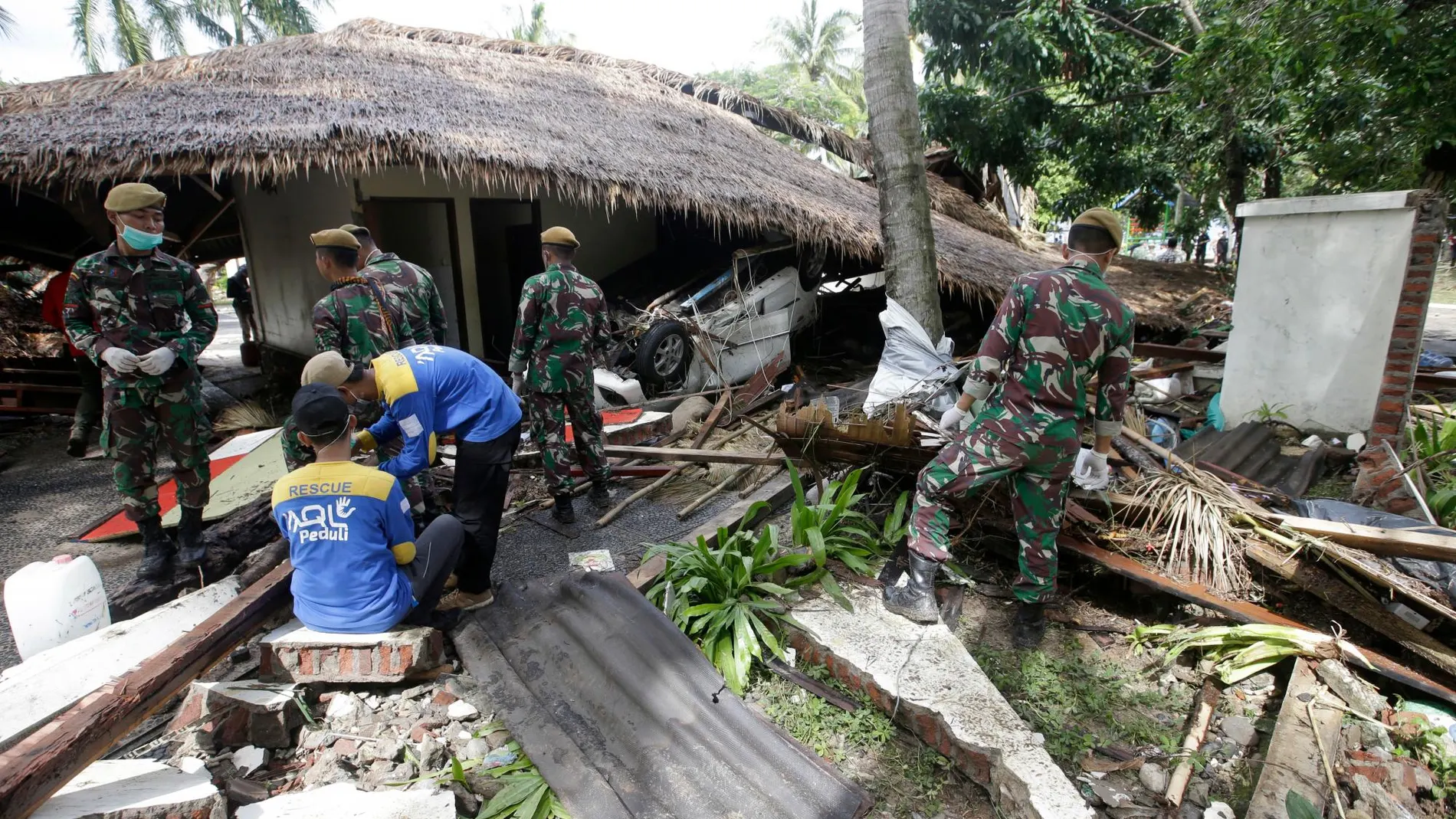 Los servicios de emergencia buscan cuerpos entre los escombros de una casa en Tanjung Lesung/Foto: Ap
