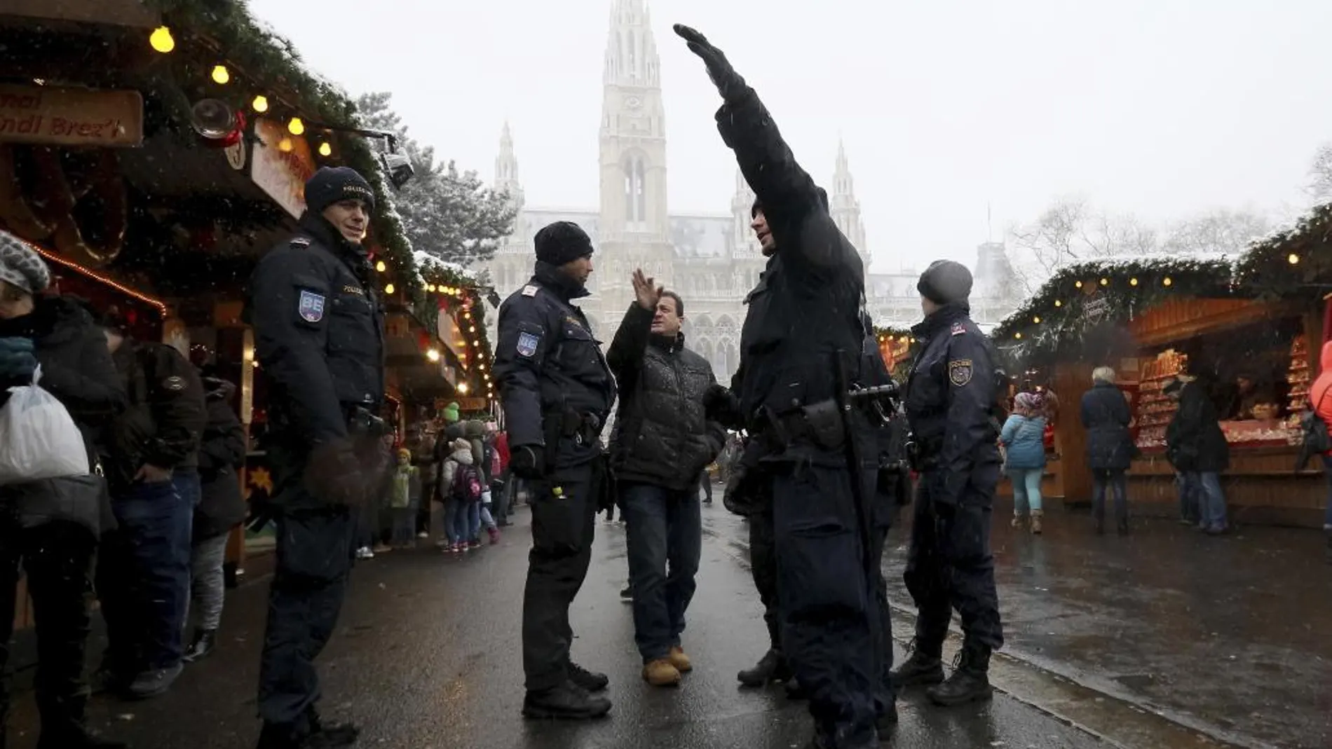 La vigilancia se reforzó en los mercados navideños tras el atentado de Berlín.