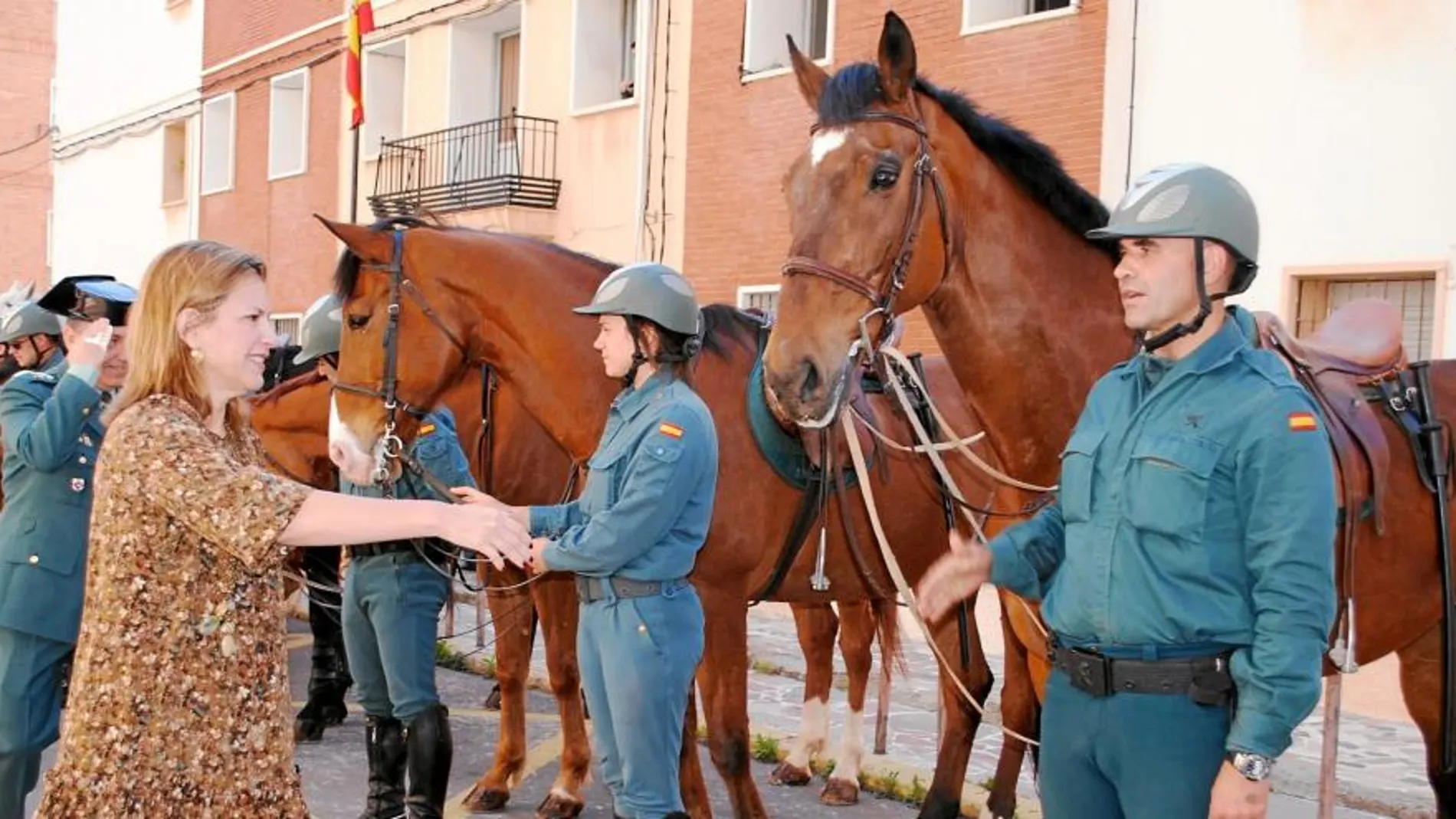 La delegada del Gobierno y en general Santafé, ayer, en la presentación del destacamento montado