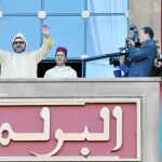 Mohamed VI en el balcón del Parlamento de Rabat flanqueado por su hermano el príncipe Moulay Rachid (der.) y su hijo el príncipe heredero Moulay Hassan (izq.) / Ap