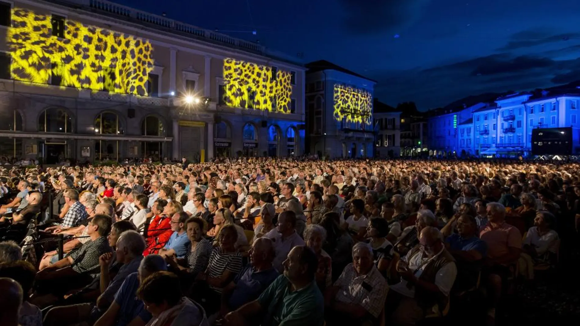 Un grupo de personas asiste al Festival Internacional de Cine de Locarno
