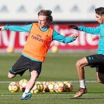 Modric golpea al balón en el entrenamiento de ayer del Madrid