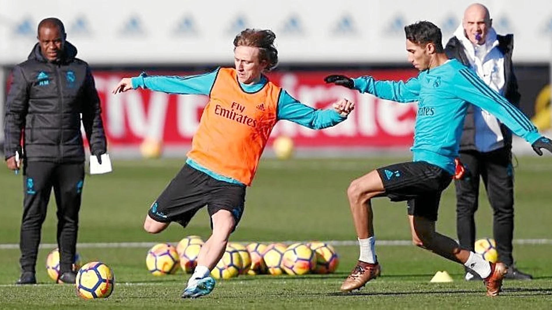 Modric golpea al balón en el entrenamiento de ayer del Madrid
