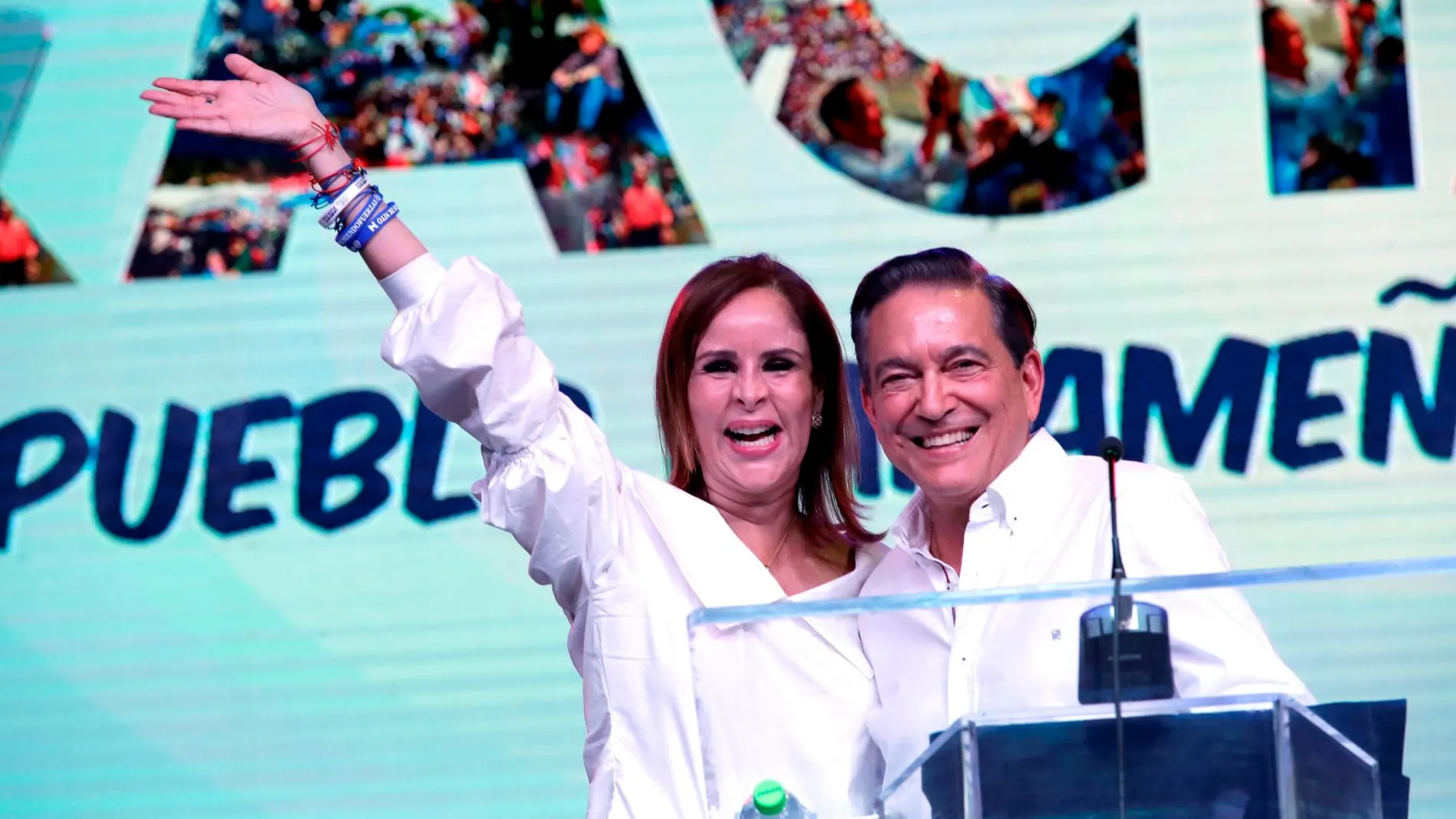 Laurentino Cortizo junto a su mujer Yasmin de Cortizo celebrando la victoria electoral