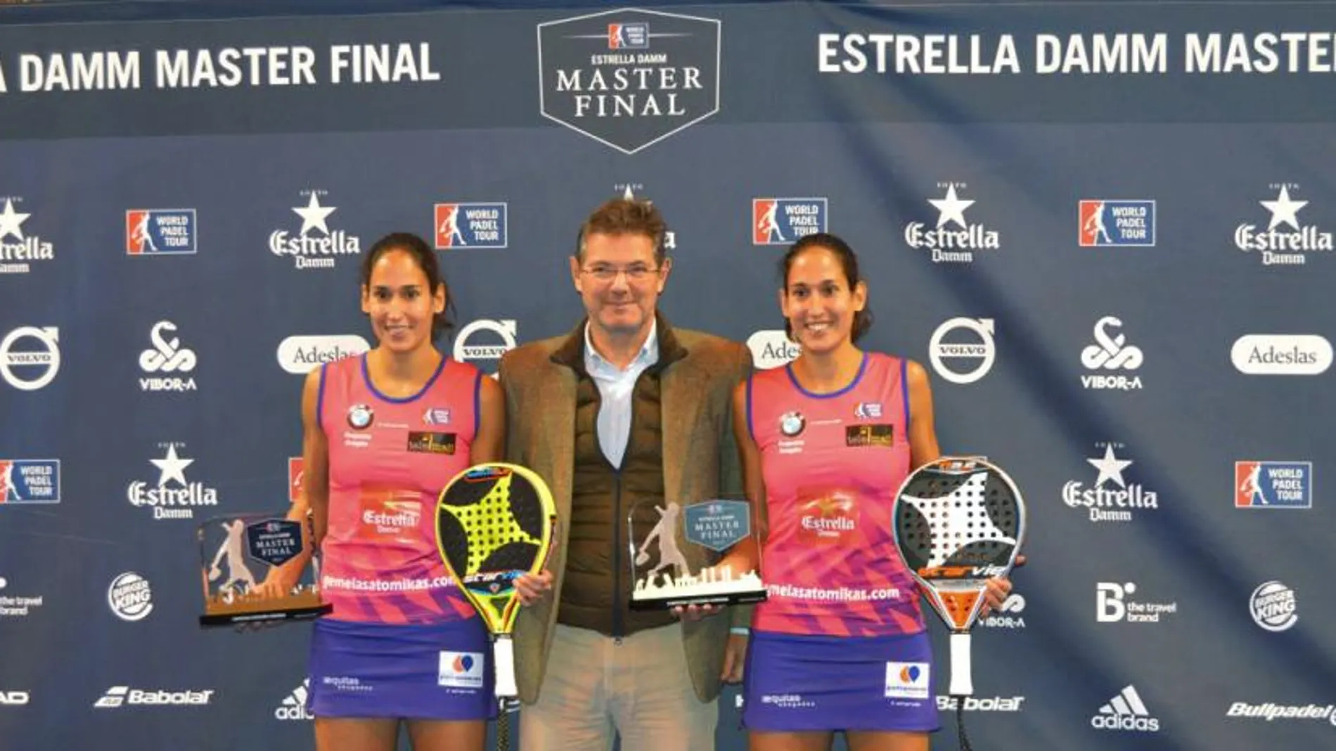 Mapi y Majo Sánchez Alayeto posan con el trofeo del Master Final