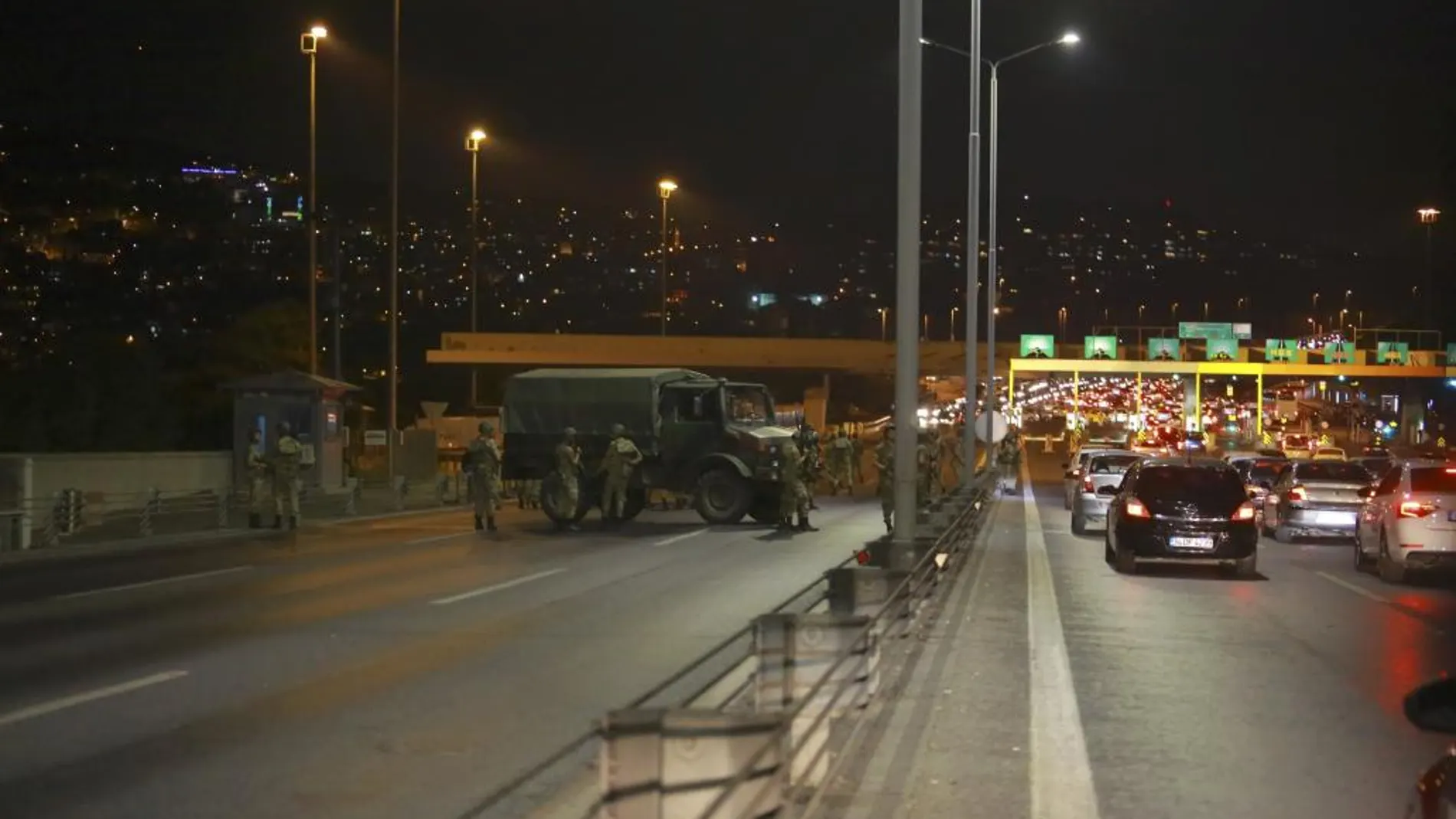 Militares turcos bloquean uno de los puentes que comunican estambul