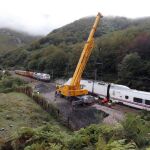 Trabajos para restablecer el servicio ferroviario entre León y Asturias, cortado desde la pasada noche por el descarrilamiento de un tren Alvia.
