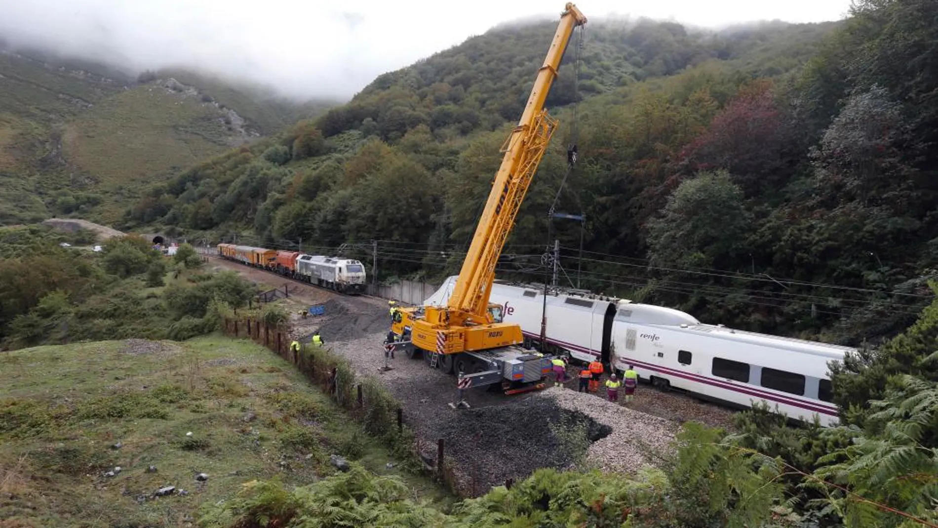Trabajos para restablecer el servicio ferroviario entre León y Asturias, cortado desde la pasada noche por el descarrilamiento de un tren Alvia.