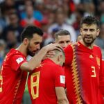 Jugadores españoles consuelan al centrocampista español Koke tras fallar el penalti/Foto: Efe