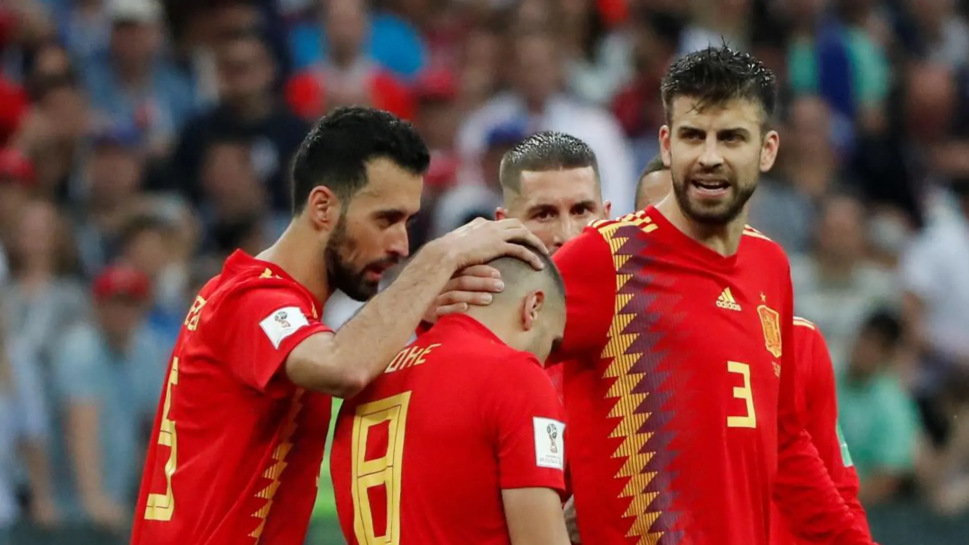 Jugadores españoles consuelan al centrocampista español Koke tras fallar el penalti/Foto: Efe