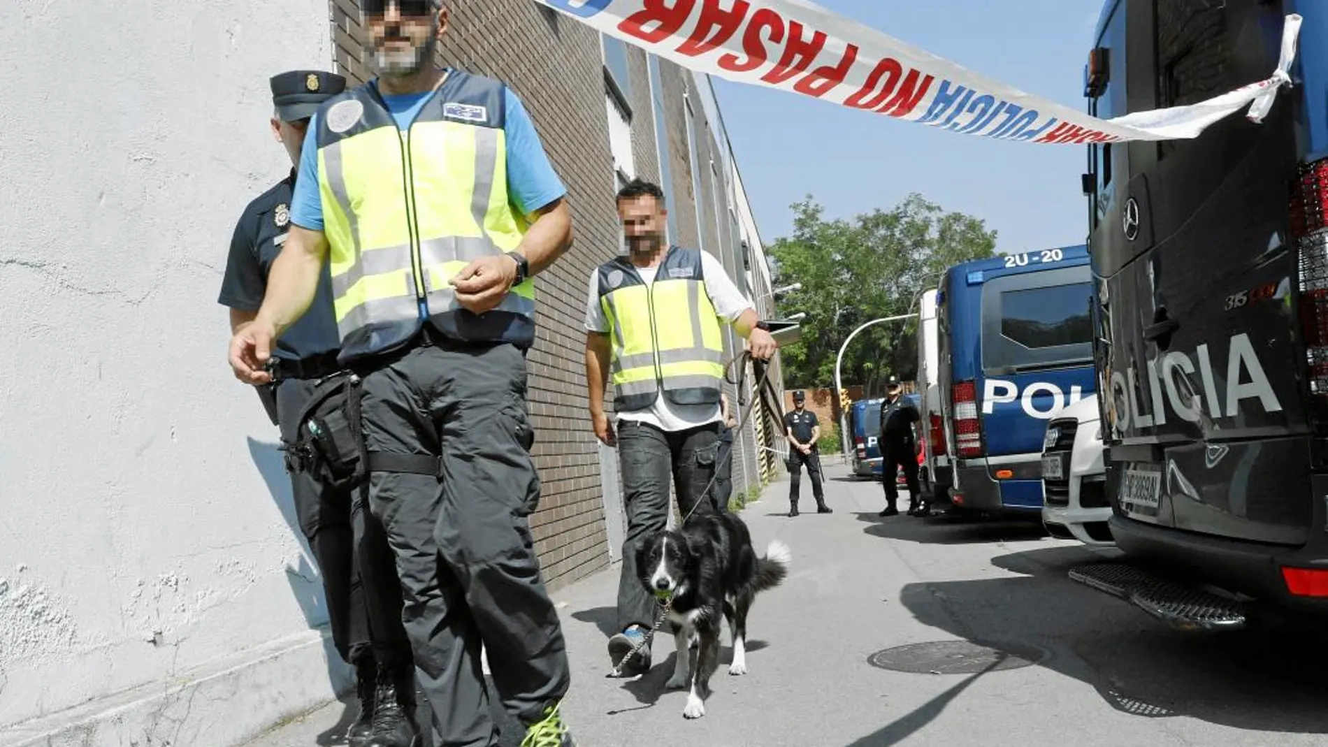 Casi 600 agentes de la UDEF participaron ayer en los registros y detenciones practicadas por todo el país / Efe