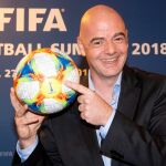 El presidente de la FIFA, Gianni Infantino, posa con el balón oficial del próximo mundial femenino / Efe