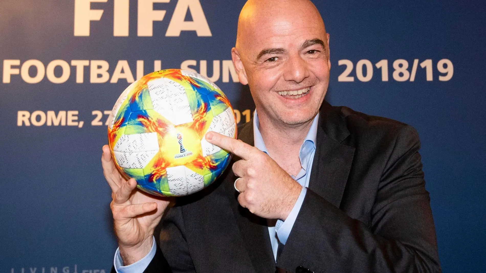 El presidente de la FIFA, Gianni Infantino, posa con el balón oficial del próximo mundial femenino / Efe