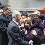 Felipe VI saluda a los fieles congregados en la basílica de Jesús de Medinaceli/J. Fdez.-Largo