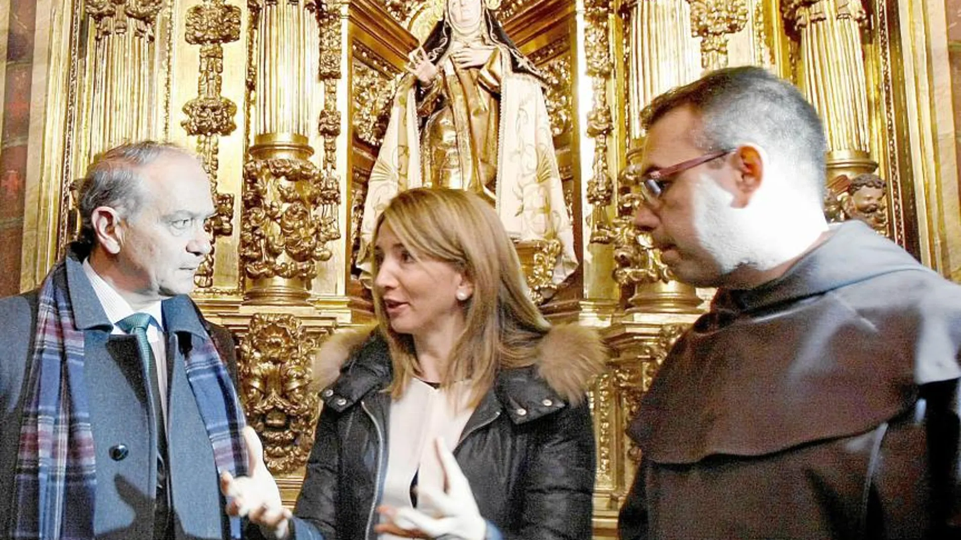 La consejera Alicia García, junto a José María Leal y el padre David Jiménez en la iglesia-capilla de La Santa, en Ávila